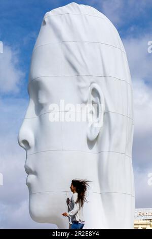 Spagna, Madrid, “Julia”, alta 12 metri, in Plaza de Colon di Madrid, è la scultura di uno dei più grandi artisti spagnoli, Jaume Plensa. Julia è ma Foto Stock