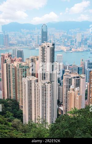 Hong Kong SAR, Cina - Aprile 2023: Skyline della città visto da Lugard Road sul Victoria Peak. Magnificent alto edificio architettonico e insediamento di Hong Kong Foto Stock