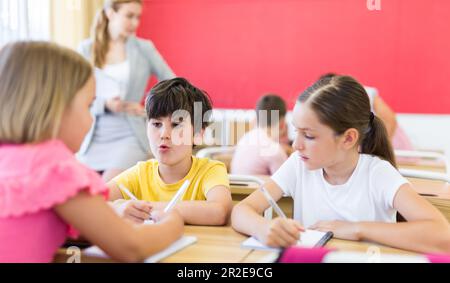 Studenti che svolgono compiti di squadra Foto Stock