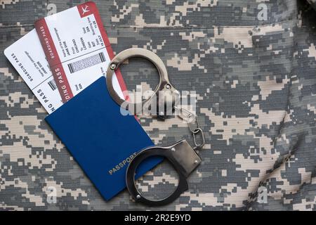 divisa militare e manette, biglietti Foto Stock