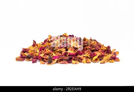 manciata isolata di petali di rosa secchi, foglie, germogli su sfondo bianco. Petali di fiori colorati essiccati per tisane aromatiche, bevande. Orizzontale Foto Stock
