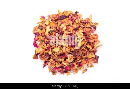 manciata di petali di rosa secchi isolati, foglie, germogli su sfondo bianco. Petali di fiori colorati essiccati per tisane aromatiche, bevande Foto Stock