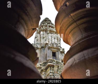 Tra due pilastri di un tempio molto vecchio che è ancora in ottime condizioni. Situato a Angkor Wat, Cambogia. Foto Stock