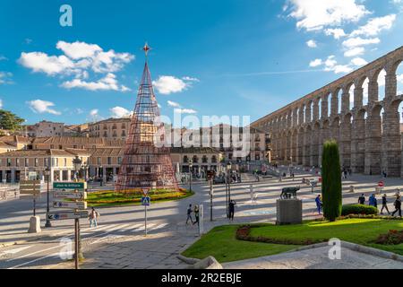 Veduta dell'acquedotto di Segovia. Sensazionale tramonto arancione, visto attraverso gli archi dell'acquedotto. Destinazione turistica di Castilla e Leo Foto Stock