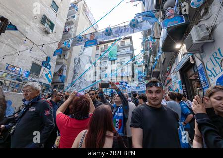 Napoli, Italia - 5 maggio 2023: I tifosi della squadra di calcio Napoli festeggiano la vittoria del campionato italiano in strada. Le persone euforiche si affollano nei quartieri spagnoli. Foto Stock