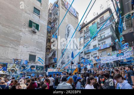 Napoli, Italia - 5 maggio 2023: I tifosi della squadra di calcio Napoli festeggiano la vittoria del campionato italiano in strada. Le persone euforiche si affollano nei quartieri spagnoli. Foto Stock