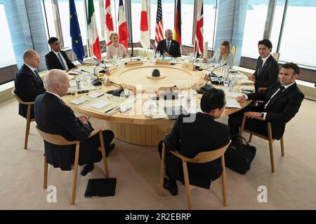 Hiroshima, Giappone. 19 maggio, 2023. Il gruppo dei sette leader si riunisce in un pranzo di lavoro il primo giorno della riunione di tre giorni al Grand Prince Hotel, 19 maggio 2023 a Hatsukaichi, Giappone. In senso orario da sinistra: USA Il presidente Joe Biden, il cancelliere tedesco OLAF Schotz, il primo ministro britannico Rishi Sunak, il presidente della Commissione europea Ursula von der Leyen, il presidente del Consiglio europeo Charles Michel, il primo ministro italiano Giorgia Meloni, il primo ministro canadese Justin Trudeau, il presidente francese Emmanuel Macron e il primo ministro giapponese Fumio Kishida. Credit: Foto piscina/G7 Hiro Foto Stock