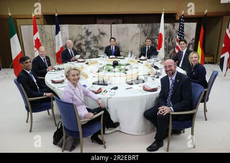 Hatsukaichi, Giappone. 19 maggio, 2023. Il gruppo dei sette leader si riunisce in una cena di lavoro a Iwaso, una tradizionale locanda che risale al 1854 sull'isola di Miyajima durante il primo giorno del vertice del G7, il 19 maggio 2023 a Hatsukaichi, Giappone. In senso orario da sinistra: Il presidente della Commissione europea Ursula von der Leyen, il primo ministro britannico Rishi Sunak, il cancelliere tedesco OLAF Schotz, Stati Uniti Il Presidente Joe Biden, il primo Ministro giapponese Fumio Kishida, il Presidente francese Emmanuel Macron, il primo Ministro canadese Justin Trudeau, il primo Ministro italiano Giorgia Meloni e il Presidente del Consiglio europeo Charles Michel. Foto Stock