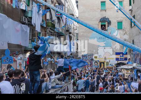 Napoli, Italia - 5 maggio 2023: I tifosi della squadra di calcio Napoli festeggiano la vittoria del campionato italiano in strada. Le persone euforiche si affollano nei quartieri spagnoli di fronte al murale di Maradona. Foto Stock