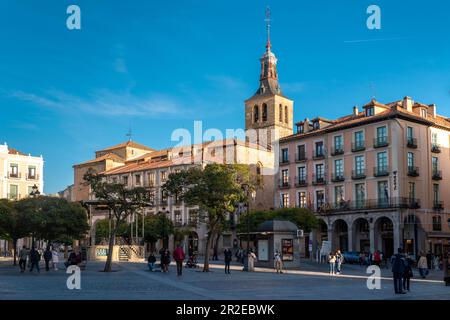 SEGOVIA, Spagna - 13 novembre 2022: Splendide strade della città medievale di Segovia. Gente che cammina. Colori caldi al tramonto. Destinazione di viaggio e punto di riferimento Foto Stock