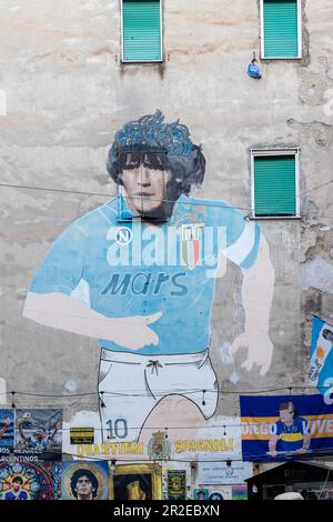 Napoli, Italia - 5 maggio 2023: Il famoso murale raffigurante il calciatore Diego Armando Maradona, divenuto un luogo simbolico per gli appassionati di calcio e i turisti che visitano la città. Foto Stock