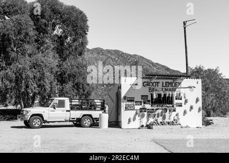 Citrusdal, Sud Africa - 9 settembre 2022: La Grande strada arancione Stall accanto alla strada N7 vicino a Citrusdal nel Capo Occidentale. Monocromatico Foto Stock