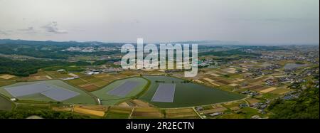 Vista panoramica aerea di pannelli solari galleggianti su serbatoi da parte di aziende agricole Foto Stock