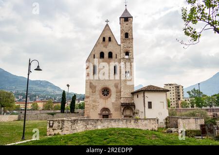 Veduta della chiesa di Sant'Apollinare a Trento, Trentino Alto Adige, Italia Foto Stock