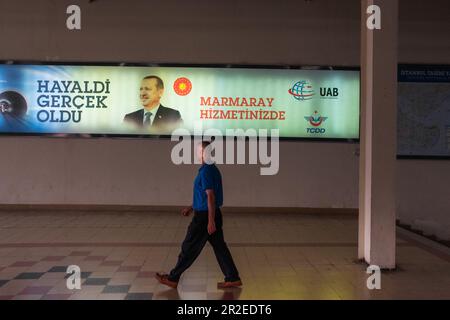 Un uomo passa davanti a un annuncio che porta il ritratto di Recep Tayyip Erdoğan alla stazione ferroviaria principale di Istanbul il 7 maggio 2019. Foto di Laurent Coust/ABACAPRESS.COM Foto Stock