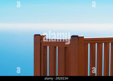 Primo piano di una ringhiera in legno in un bellissimo punto panoramico che si affaccia sul Mar Mediterraneo. Turismo, tranquillità, viaggi e concetti di vacanza Foto Stock