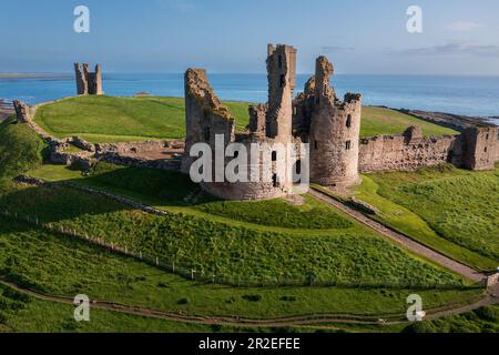 Veduta aerea dei resti in rovina del Castello di Dunstanburgh sulla costa del Northumberland, Inghilterra nord-orientale, Regno Unito Foto Stock