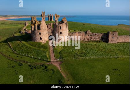 Veduta aerea dei resti in rovina del Castello di Dunstanburgh sulla costa del Northumberland, Inghilterra nord-orientale, Regno Unito Foto Stock