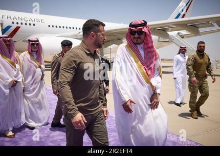 Jeddah, Arabia Saudita. 19th maggio, 2023. Il presidente ucraino Volodymyr Zelensky (L) arriva venerdì 19 maggio 2023 al vertice della Lega Araba 32nd a Jeddah, in Arabia Saudita. Nel suo discorso ad un vertice della Lega araba in Arabia Saudita, Zelensky ha accusato alcuni leader arabi di ignorare gli orrori dell'invasione russa del suo paese. Foto del Presidente ucraino Ufficio Stampa/UPI Credit: UPI/Alamy Live News Foto Stock