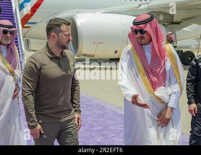 Jeddah, Arabia Saudita. 19th maggio, 2023. Il presidente ucraino Volodymyr Zelensky (L) arriva venerdì 19 maggio 2023 al vertice della Lega Araba 32nd a Jeddah, in Arabia Saudita. Nel suo discorso ad un vertice della Lega araba in Arabia Saudita, Zelensky ha accusato alcuni leader arabi di ignorare gli orrori dell'invasione russa del suo paese. Foto del Presidente ucraino Ufficio Stampa/UPI Credit: UPI/Alamy Live News Foto Stock