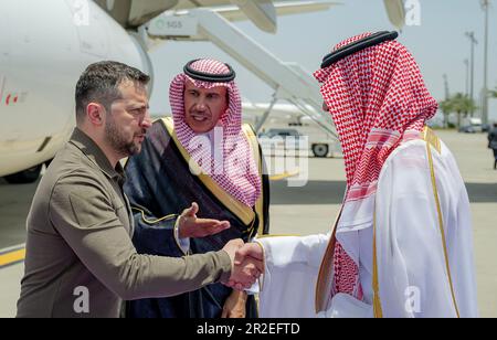 Jeddah, Arabia Saudita. 19th maggio, 2023. Il presidente ucraino Volodymyr Zelensky (L) arriva venerdì 19 maggio 2023 al vertice della Lega Araba 32nd a Jeddah, in Arabia Saudita. Nel suo discorso ad un vertice della Lega araba in Arabia Saudita Zelensky ha accusato alcuni leader arabi di ignorare gli orrori dell'invasione russa del suo paese. Foto del Presidente ucraino Ufficio Stampa/UPI Credit: UPI/Alamy Live News Foto Stock
