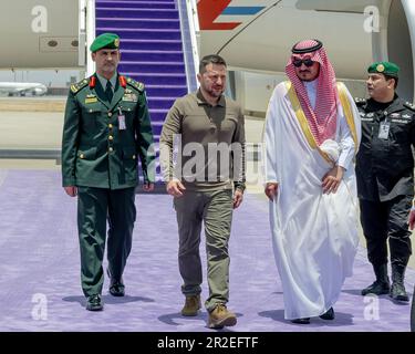 Jeddah, Arabia Saudita. 19th maggio, 2023. Il presidente ucraino Volodymyr Zelensky (C) arriva venerdì 19 maggio 2023 al vertice della Lega Araba 32nd a Jeddah, in Arabia Saudita. Nel suo discorso ad un vertice della Lega araba in Arabia Saudita, Zelensky ha accusato alcuni leader arabi di ignorare gli orrori dell'invasione russa del suo paese. Foto del Presidente ucraino Ufficio Stampa/UPI Credit: UPI/Alamy Live News Foto Stock