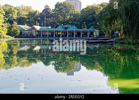 Loeb Boat House, il ristorante sul lago a Central Park, è sfuggito per poco alla chiusura permanente nel 2022. Foto Stock