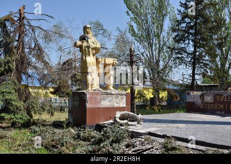 Huliaipole, Ucraina. 18th maggio, 2023. Una statua al memoriale della seconda guerra mondiale vista gravemente danneggiata a causa del bombardamento russo. Crisi di guerra in Huliaipole, Ucraina Credit: SOPA Images Limited/Alamy Live News Foto Stock