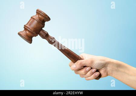 Someones mano azienda diritto in legno martello Foto Stock