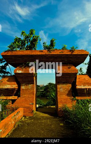 giacarta indonesia, maggio 14 2023, antica porta con architettura giavanese e fatta di mattoni rossi su sfondo cielo blu Foto Stock