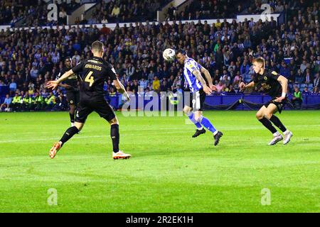 Hillsborough Stadium, Sheffield, Inghilterra - 18th maggio 2023 Lee Gregory (9) di Sheffield Mercoledì controlla la palla con Hector Kyprianou (22) e Ronnie Edwards (4) di Peterborough United guardando su - durante il gioco Sheffield Mercoledì contro Peterborough United, Sky Bet League One, Play Off 2nd gamba, 2022/23, Hillsborough Stadium, Sheffield, Inghilterra - 18th Maggio 2023 Credit: Arthur Haigh/WhiteRosePhotos/Alamy Live News Foto Stock