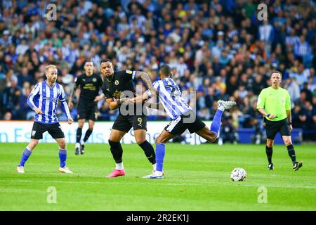 Stadio di Hillsborough, Sheffield, Inghilterra - 18th maggio 2023 Jonson Clarke-Harris (9) di Peterborough United è tenuto da Liam Palmer (2) di Sheffield Mercoledì - durante il gioco Sheffield Mercoledì contro Peterborough United, Sky Bet League One, Play Off 2nd gamba, 2022/23, Hillsborough Stadium, Sheffield, Inghilterra - 18th maggio 2023 Credit: Arthur Haigh/WhiteRosePhotos/Alamy Live News Foto Stock