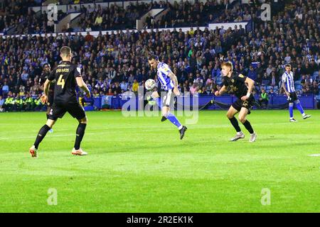 Hillsborough Stadium, Sheffield, Inghilterra - 18th maggio 2023 Lee Gregory (9) di Sheffield Mercoledì controlla la palla con Hector Kyprianou (22) e Ronnie Edwards (4) di Peterborough United guardando su - durante il gioco Sheffield Mercoledì contro Peterborough United, Sky Bet League One, Play Off 2nd gamba, 2022/23, Hillsborough Stadium, Sheffield, Inghilterra - 18th Maggio 2023 Credit: Arthur Haigh/WhiteRosePhotos/Alamy Live News Foto Stock