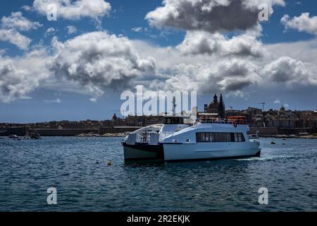 Sliema, Malta - 18 aprile 2023: Nave traghetto Valletta Sliema sull'acqua. Foto Stock