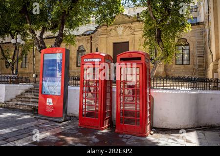 Valletta, Malta - 19 aprile 2023: Due cabine telefoniche rosse britanniche nel centro storico. Foto Stock