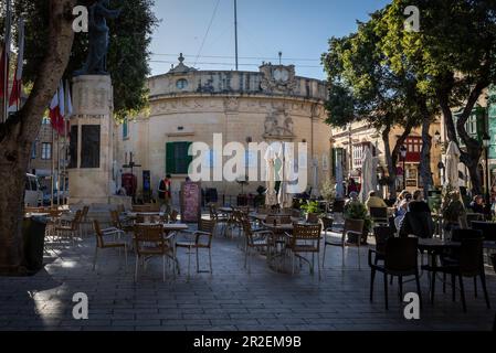 Rabat, Gozo, Malta - 18 aprile 2023: Piazza dell'indipendenza e Chiesa di San Giacomo. Foto Stock