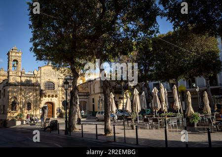 Rabat, Gozo, Malta - 18 aprile 2023: Piazza dell'indipendenza e Chiesa di San Giacomo. Foto Stock