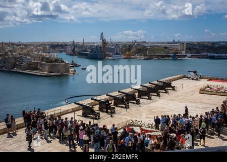 Valletta, Malta - 18 aprile 2023: Batteria saluta ai Giardini superiori di Barakka, durante la cerimonia di cottura dei canoni. Foto Stock