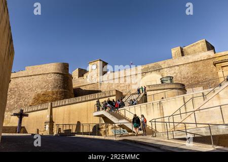 Rabat, Gozo, Malta - 18 aprile 2023: Chiesa della Cattedrale e rovine della cittadella nella città vecchia di Rabat. Foto Stock