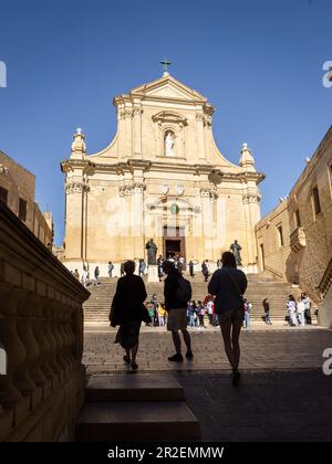 Rabat, Gozo, Malta - 18 aprile 2023: Chiesa della Cattedrale e rovine della cittadella nella città vecchia di Rabat. Foto Stock