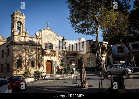 Rabat, Gozo, Malta - 18 aprile 2023: Piazza dell'indipendenza e Chiesa di San Giacomo. Foto Stock