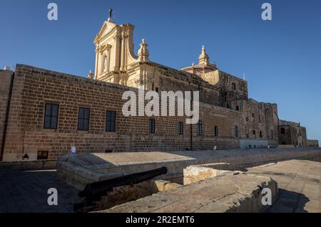 Rabat, Gozo, Malta - 18 aprile 2023: Chiesa della Cattedrale e rovine della cittadella nella città vecchia di Rabat. Foto Stock