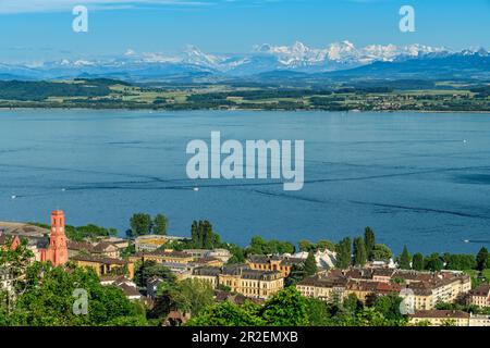 Neuchâtel con il lago di Neuchâtel, Neuchatel con Lac de Neuchatel, Alpi Bernesi sullo sfondo, Neuchâtel, Svizzera Foto Stock
