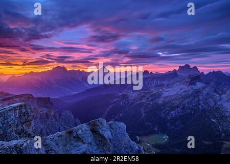 Nuvola di umore su Sorapis, Antelao e Monte Pelmo, Dolomiti, Patrimonio dell'Umanità dell'UNESCO Dolomiti, Veneto, Italia Foto Stock