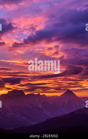 Nuvole scintillanti su Sorapis e Antelao, Dolomiti, Dolomiti patrimonio dell'umanità dell'UNESCO, Veneto, Italia Foto Stock