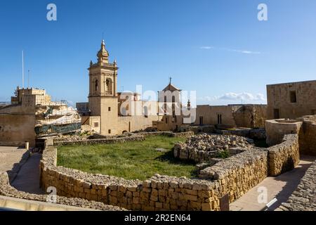 Rabat, Gozo, Malta - 18 aprile 2023: Chiesa della Cattedrale e rovine della cittadella nella città vecchia di Rabat. Foto Stock