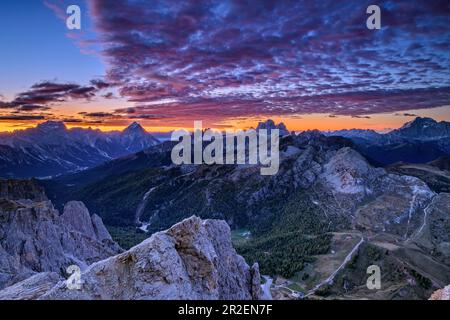 Umore mattutino con nuvole rosse su Sorapis, Antelao, Monte Pelmo e Civetta, Dolomiti, Patrimonio dell'Umanità dell'UNESCO, Veneto, Italia Foto Stock