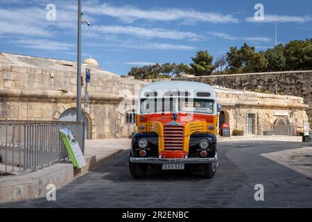 Valletta, Malta - 18 aprile 2023: Un autobus d'epoca arancione maltese parcheggiato in centro. Foto Stock