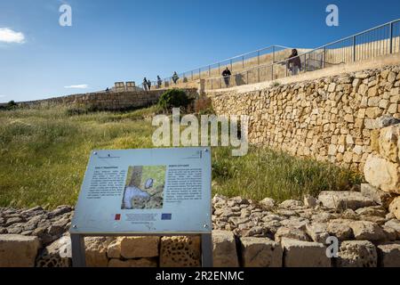 Rabat, Gozo, Malta - 18 aprile 2023: Scheda informativa presso le rovine della cittadella nella città vecchia di Rabat. Foto Stock