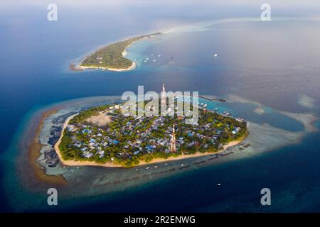 Isola nativa di Rasdhoo e Kuramathi isola turistica, Rasdhoo Atoll, Oceano Indiano, Maldive Foto Stock